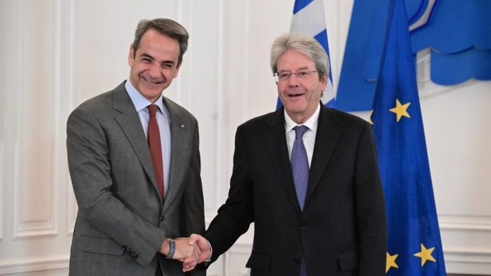 Τζεντιλόνι για την ελληνική οικονομία: ”Η Ελλάδα τρέχει με ανάπτυξη 2% ενώ η Ευρώπη με 0% και κάτι” Τζεντιλόνι για την ελληνική οικονομία: ”Η Ελλάδα τρέχει με ανάπτυξη 2% ενώ η Ευρώπη με 0% και κάτι”