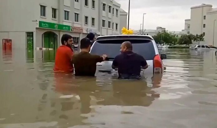 ΗΑΕ: Aποτιμούν το κόστος των επικών βροχοπτώσεων ΗΑΕ: Aποτιμούν το κόστος των επικών βροχοπτώσεων