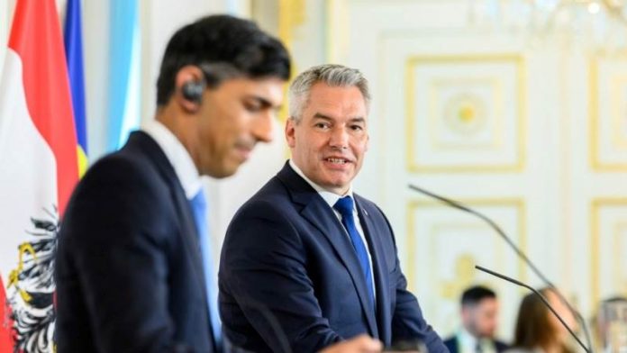 Το Ηνωμένο Βασίλειο και η Αυστρία συζητούν νέες κυρώσεις κατά της Ρωσίας Το Ηνωμένο Βασίλειο και η Αυστρία συζητούν νέες κυρώσεις κατά της Ρωσίας