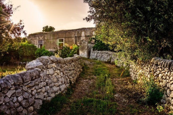 Έρχεται ψηφιακή υπηρεσία για ακαθάριστα οικόπεδα Έρχεται ψηφιακή υπηρεσία για ακαθάριστα οικόπεδα