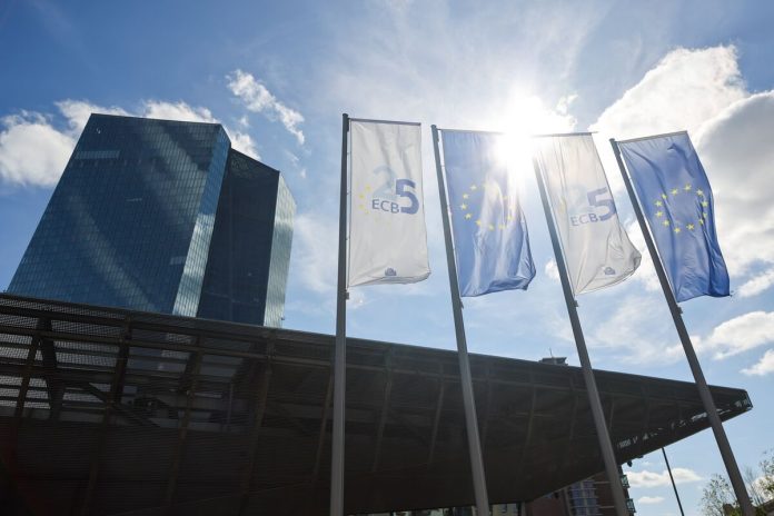 Η ΕΚΤ «δεν δεσμεύεται εκ των προτέρων σε μια συγκεκριμένη πορεία των επιτοκίων» Η ΕΚΤ «δεν δεσμεύεται εκ των προτέρων σε μια συγκεκριμένη πορεία των επιτοκίων»