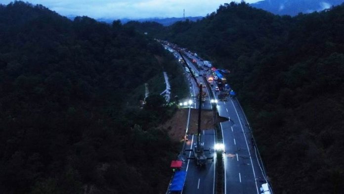 Κίνα: Κατάρρευση αυτοκινητόδρομου – Στους 48 ο αριθμός των νεκρών Κίνα: Κατάρρευση αυτοκινητόδρομου – Στους 48 ο αριθμός των νεκρών