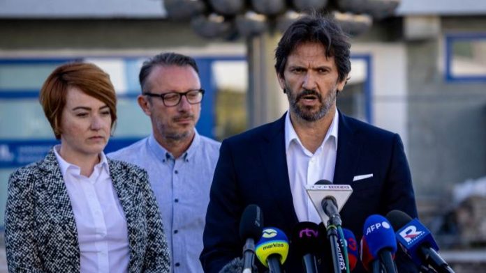 Ο πρωθυπουργός της Σλοβακίας Φίκο σε σοβαρή κατάσταση αλλά “σταθερή” Ο πρωθυπουργός της Σλοβακίας Φίκο σε σοβαρή κατάσταση αλλά “σταθερή”
