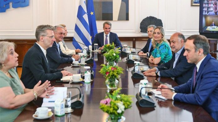 Συνάντηση Μητσοτάκη με τους νέους ευρωβουλευτές της ΝΔ στο Μαξίμου Συνάντηση Μητσοτάκη με τους νέους ευρωβουλευτές της ΝΔ στο Μαξίμου