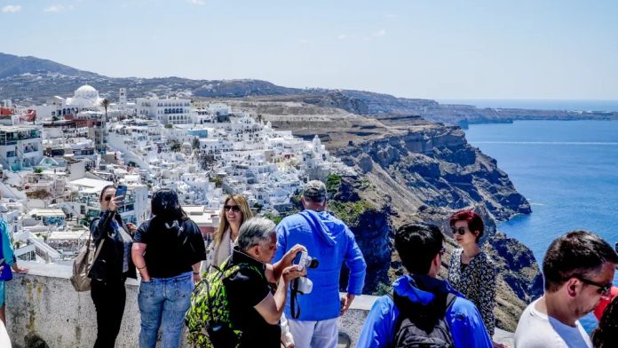 Ο υπερτουρισμός προκαλεί «έμφραγμα» στις Κυκλάδες Ο υπερτουρισμός προκαλεί «έμφραγμα» στις Κυκλάδες