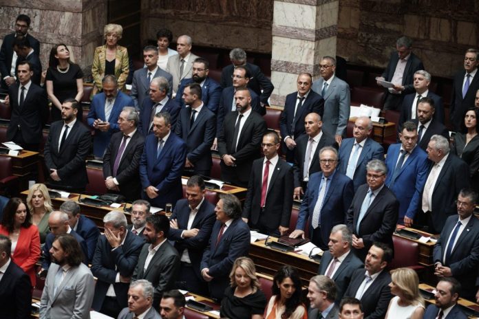 Σπαρτιάτες: Πανηγυρίζουν για τη νίκη της Λεπέν Σπαρτιάτες: Πανηγυρίζουν για τη νίκη της Λεπέν