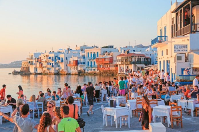Προειδοποίηση από το Ευρωκοινοβούλιο: «Ο υπερτουρισμός απειλεί την ελληνική οικονομία» Προειδοποίηση από το Ευρωκοινοβούλιο: «Ο υπερτουρισμός απειλεί την ελληνική οικονομία»