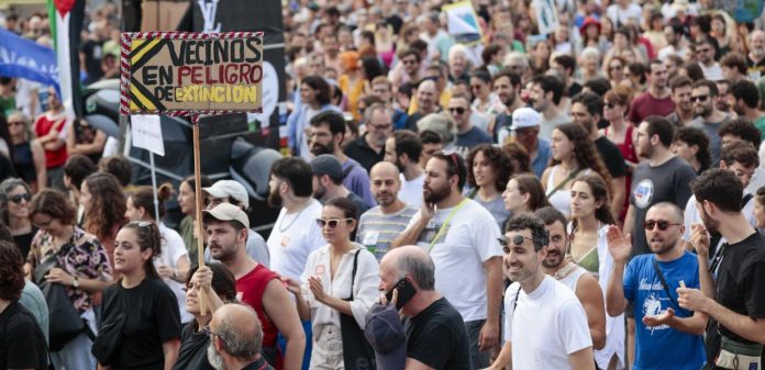 Δήμαρχος Βαρκελώνης: Δεν θα εξελιχθούμε σε «θεματικό πάρκο» χωρίς κατοίκους Δήμαρχος Βαρκελώνης: Δεν θα εξελιχθούμε σε «θεματικό πάρκο» χωρίς κατοίκους