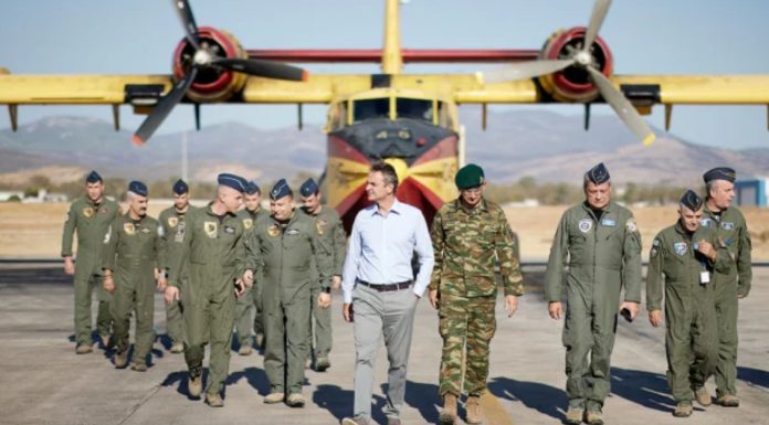 Στην βάση των Canadair στην Ελευσίνα ο Κυριάκος Μητσοτάκης Στην βάση των Canadair στην Ελευσίνα ο Κυριάκος Μητσοτάκης