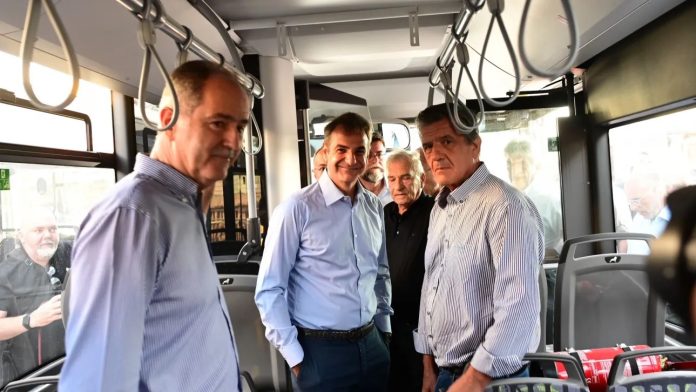 Επίσκεψη Μητσοτάκη στο αμαξοστάσιο στο Κορωπί Επίσκεψη Μητσοτάκη στο αμαξοστάσιο στο Κορωπί