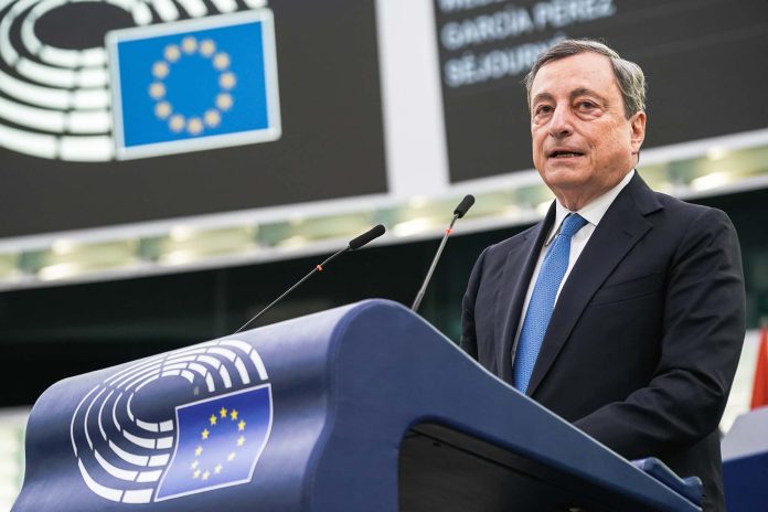 ΕΕ: Ο Μάριο Ντράγκι ζητά μετάβαση σε «ομοσπονδία» για να αντέξει απέναντι σε ΗΠΑ και Κίνα ΕΕ: Ο Μάριο Ντράγκι ζητά μετάβαση σε «ομοσπονδία» για να αντέξει απέναντι σε ΗΠΑ και Κίνα