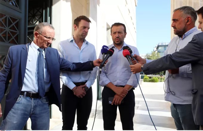 Ένταση στο γραφείο του αρχηγού του ΣΥΡΙΖΑ στη Βουλή – Εντολή να μην μπει κανείς πλην του Νίκου Παππά Ένταση στο γραφείο του αρχηγού του ΣΥΡΙΖΑ στη Βουλή – Εντολή να μην μπει κανείς πλην του Νίκου Παππά