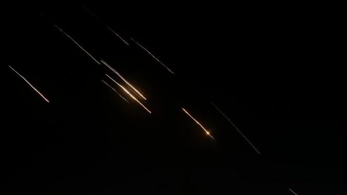 Το Ιράν χτύπησε με εκατοντάδες πυραύλους το Ισραήλ – Νετανιάχου: Θα το πληρώσουν Το Ιράν χτύπησε με εκατοντάδες πυραύλους το Ισραήλ – Νετανιάχου: Θα το πληρώσουν