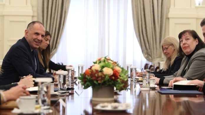 Συνάντηση Γεραπετρίτη με την ειδική εκπρόσωπο του γγ του ΟΗΕ για τα παιδιά και τις ένοπλες συγκρούσεις Συνάντηση Γεραπετρίτη με την ειδική εκπρόσωπο του γγ του ΟΗΕ για τα παιδιά και τις ένοπλες συγκρούσεις
