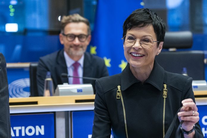 Η νέα Επίτροπος Διεύρυνσης της ΕΕ προτρέπει τη Βόρεια Μακεδονία να τροποποιήσει το Σύνταγμα της Η νέα Επίτροπος Διεύρυνσης της ΕΕ προτρέπει τη Βόρεια Μακεδονία να τροποποιήσει το Σύνταγμα της