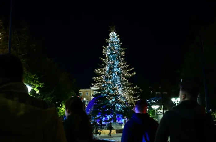 Η Αθήνα λάμπει με πνεύμα διακοπών καθώς ανάβει το χριστουγεννιάτικο δέντρο της πλατείας Συντάγματος Η Αθήνα λάμπει με πνεύμα διακοπών καθώς ανάβει το χριστουγεννιάτικο δέντρο της πλατείας Συντάγματος