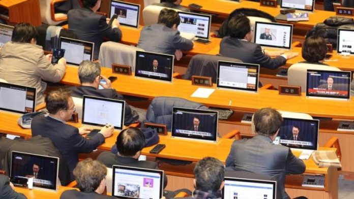Τα κόμματα της αντιπολίτευσης της Νότιας Κορέας κατέθεσαν πρόταση παραπομπής του Γιουν Τα κόμματα της αντιπολίτευσης της Νότιας Κορέας κατέθεσαν πρόταση παραπομπής του Γιουν
