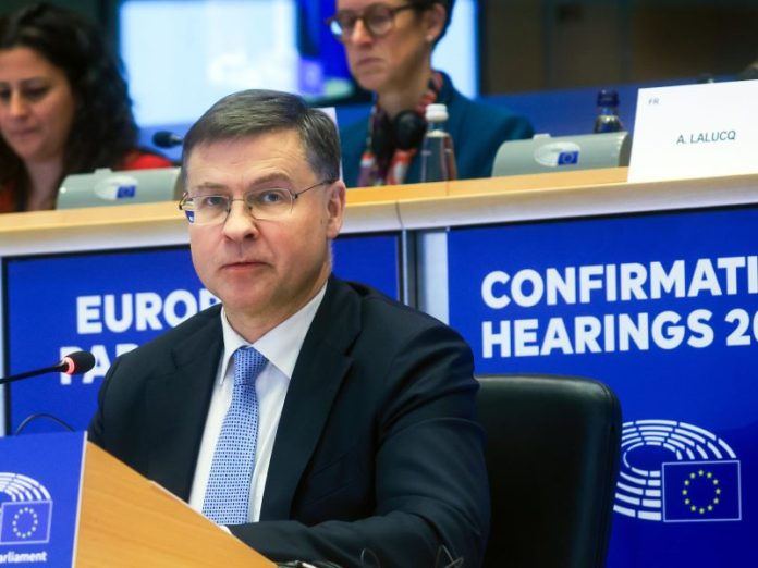 Ντομπρόβσκις: Τα κυβερνητικά ελλείμματα της ΕΕ θα μειωθούν ελαφρώς Ντομπρόβσκις: Τα κυβερνητικά ελλείμματα της ΕΕ θα μειωθούν ελαφρώς
