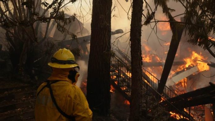 Λος Άντζελες: Σχεδόν 180.000 άνθρωποι έχουν λάβει εντολή εκκένωσης Λος Άντζελες: Σχεδόν 180.000 άνθρωποι έχουν λάβει εντολή εκκένωσης
