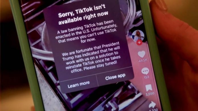 Το TikTok ευχαριστεί τον Τραμπ αφού άρχισε να αποκαθιστά την υπηρεσία στους χρήστες των ΗΠΑ Το TikTok ευχαριστεί τον Τραμπ αφού άρχισε να αποκαθιστά την υπηρεσία στους χρήστες των ΗΠΑ