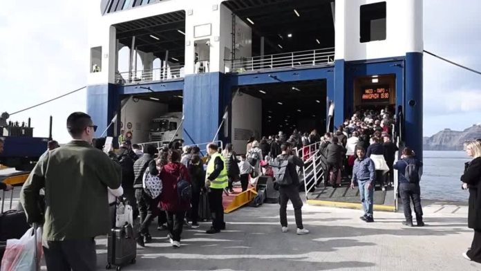 Σαντορίνη σε Σεισμικό Κλοιό: Μαζικές Αναχωρήσεις και Έκτακτες Πτήσεις Σαντορίνη σε Σεισμικό Κλοιό: Μαζικές Αναχωρήσεις και Έκτακτες Πτήσεις