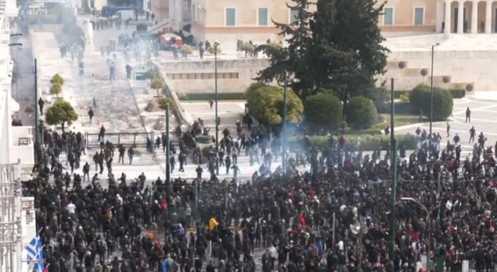 Ένταση στην Πλατεία Συντάγματος – Μολότοφ στο προαύλιο της Βουλής- Καίνε το φυλάκιο των Ευζώνων Ένταση στην Πλατεία Συντάγματος – Μολότοφ στο προαύλιο της Βουλής- Καίνε το φυλάκιο των Ευζώνων