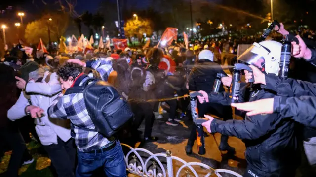 Τεράστιες διαδηλώσεις καθώς ο δήμαρχος της Κωνσταντινούπολης φυλακίστηκε την ημέρα της πιθανής προεδρικής υποψηφιότητας Τεράστιες διαδηλώσεις καθώς ο δήμαρχος της Κωνσταντινούπολης φυλακίστηκε την ημέρα της πιθανής προεδρικής υποψηφιότητας