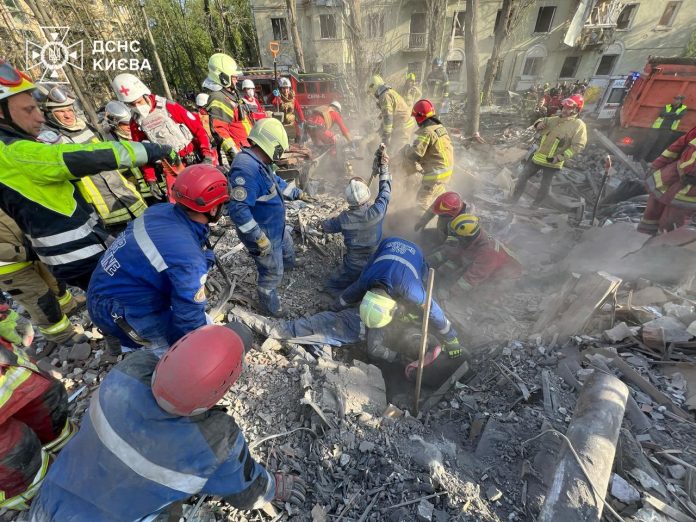 Τουλάχιστον εννέα νεκροί και δεκάδες τραυματίες μετά από επίθεση ρωσικών πυραύλων και drone στο Κίεβο Τουλάχιστον εννέα νεκροί και δεκάδες τραυματίες μετά από επίθεση ρωσικών πυραύλων και drone στο Κίεβο