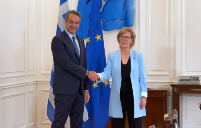 Συνάντηση Κ. Μητσοτάκη με την Επίτροπο Χρηματοοικονομικών Υπηρεσιών και Ένωσης Αποταμιεύσεων και Επενδύσεων της ΕΕ Συνάντηση Κ. Μητσοτάκη με την Επίτροπο Χρηματοοικονομικών Υπηρεσιών και Ένωσης Αποταμιεύσεων και Επενδύσεων της ΕΕ