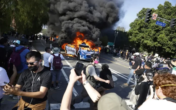 Ο Τραμπ αναπτύσσει περισσότερους στρατιώτες στο Λος Άντζελες καθώς εντείνονται οι διαμαρτυρίες Ο Τραμπ αναπτύσσει περισσότερους στρατιώτες στο Λος Άντζελες καθώς εντείνονται οι διαμαρτυρίες
