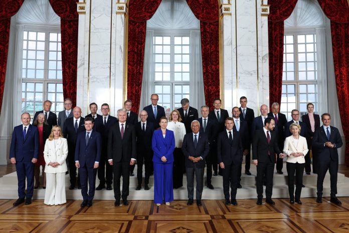 ΕΕ: Οι ηγέτες βάζουν στην άκρη την κρίση με τον Τραμπ για να περάσει η νέα εμπορική συμφωνία με τις ΗΠΑ ΕΕ: Οι ηγέτες βάζουν στην άκρη την κρίση με τον Τραμπ για να περάσει η νέα εμπορική συμφωνία με τις ΗΠΑ