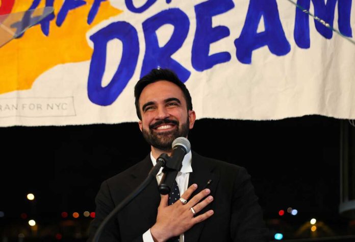 Ιστορική Νίκη στη Ν. Υόρκη: Ο Ζόραν Μαμντάνι, ο πρώτος Μουσουλμάνος Δήμαρχος, υπόσχεται «Εποχή Αλλαγής» και σύγκρουση με τα κατεστημένα Ιστορική Νίκη στη Ν. Υόρκη: Ο Ζόραν Μαμντάνι, ο πρώτος Μουσουλμάνος Δήμαρχος, υπόσχεται «Εποχή Αλλαγής» και σύγκρουση με τα κατεστημένα