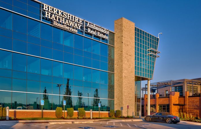 Η Berkshire Hathaway επανεκκινεί buybacks, ο Greg Abel ενισχύει το προσωπικό του στοίχημα Η Berkshire Hathaway επανεκκινεί buybacks, ο Greg Abel ενισχύει το προσωπικό του στοίχημα