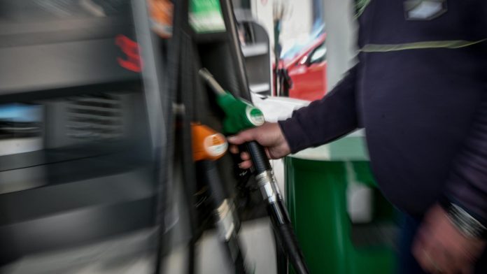 Βενζίνη κοντά στα 2 ευρώ το λίτρο και στο τραπέζι νέο Fuel Pass Βενζίνη κοντά στα 2 ευρώ το λίτρο και στο τραπέζι νέο Fuel Pass