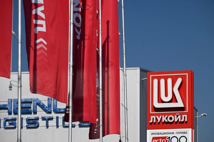 Ρωσία: Η Lukoil ξεπουλά τα διεθνή assets της στην Carlyle υπό την πίεση των κυρώσεων Ρωσία: Η Lukoil ξεπουλά τα διεθνή assets της στην Carlyle υπό την πίεση των κυρώσεων