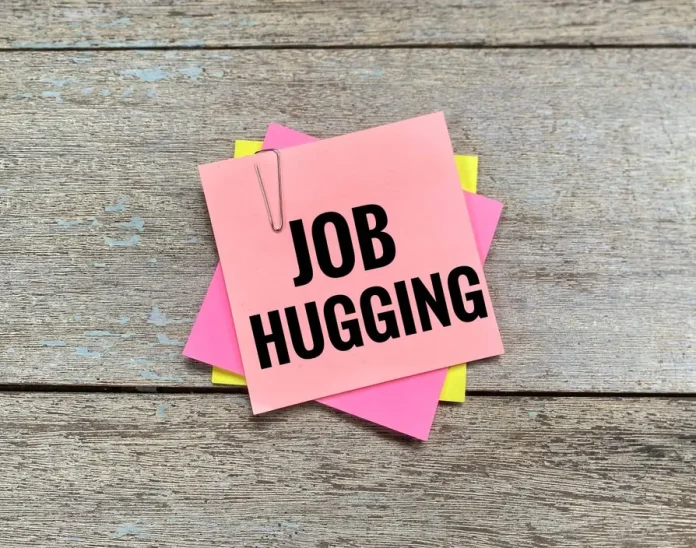 Job hugging: φόβος, ΤΝ και εργασιακή ασφάλεια Job hugging: φόβος, ΤΝ και εργασιακή ασφάλεια
