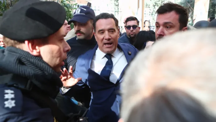 Σύγκρουση στο νοσοκομείο Νίκαιας: Επεισόδια, καταγγελίες για βία και βαθιά κρίση εμπιστοσύνης στο ΕΣΥ Σύγκρουση στο νοσοκομείο Νίκαιας: Επεισόδια, καταγγελίες για βία και βαθιά κρίση εμπιστοσύνης στο ΕΣΥ