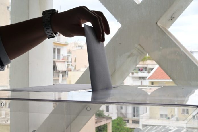 Η αντιπολίτευση σε στρατηγικό αδιέξοδο ενώ η κοινωνική δυσαρέσκεια διογκώνεται Η αντιπολίτευση σε στρατηγικό αδιέξοδο ενώ η κοινωνική δυσαρέσκεια διογκώνεται