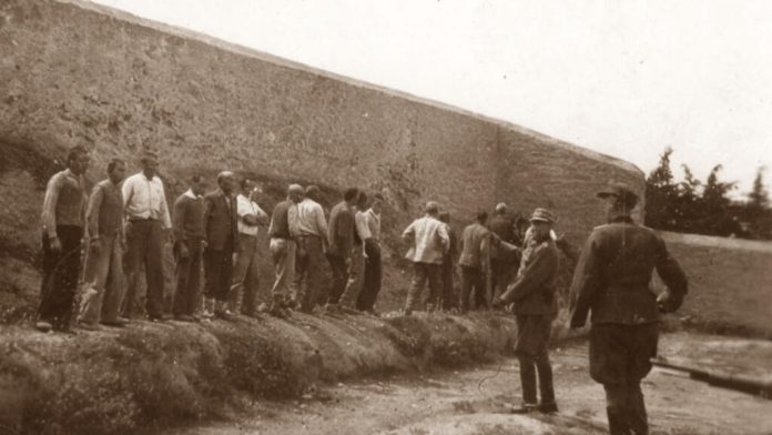 Ανατριχιαστικές φωτογραφίες από την εκτέλεση στην Καισαριανή αναδύονται προς πώληση στο eBay Ανατριχιαστικές φωτογραφίες από την εκτέλεση στην Καισαριανή αναδύονται προς πώληση στο eBay