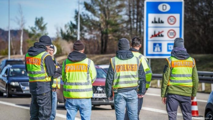 Γερμανία: Παράταση των ενισχυμένων ελέγχων στα σύνορα πυροδοτεί νέα σύγκρουση με Βρυξέλλες και γείτονες Γερμανία: Παράταση των ενισχυμένων ελέγχων στα σύνορα πυροδοτεί νέα σύγκρουση με Βρυξέλλες και γείτονες