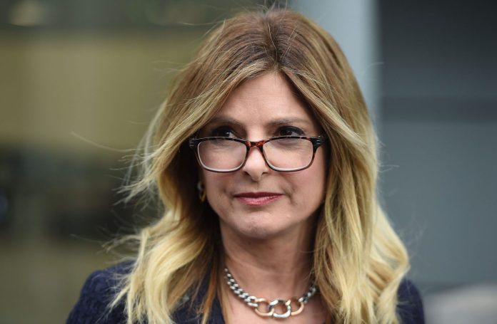 ΗΠΑ: Η Λίζα Μπλουμ ξεσκεπάζει το δίκτυο ισχύος πίσω από τον Τζέφρι Έπσταϊν ΗΠΑ: Η Λίζα Μπλουμ ξεσκεπάζει το δίκτυο ισχύος πίσω από τον Τζέφρι Έπσταϊν