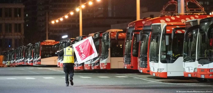 Γερμανία: Παράλυση στις αστικές συγκοινωνίες, ανάσα στα τρένα μετά τη συμφωνία Γερμανία: Παράλυση στις αστικές συγκοινωνίες, ανάσα στα τρένα μετά τη συμφωνία
