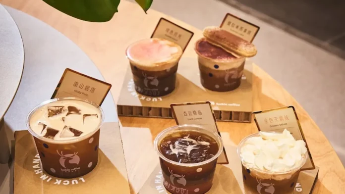 Η κινεζική Luckin Coffee ανεβάζει κατηγορία και κλιμακώνει τη μάχη με τη Starbucks στην Κίνα Η κινεζική Luckin Coffee ανεβάζει κατηγορία και κλιμακώνει τη μάχη με τη Starbucks στην Κίνα