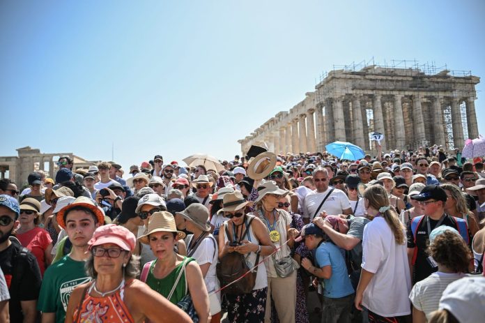 Υπερτουρισμός στην Ευρώπη: Πώς οι προορισμοί θύματα της επιτυχίας τους ασφυκτιούν Υπερτουρισμός στην Ευρώπη: Πώς οι προορισμοί θύματα της επιτυχίας τους ασφυκτιούν