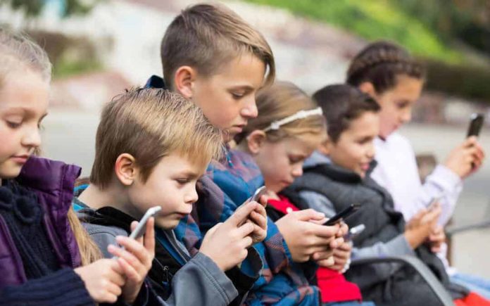 Γερμανία: Πιθανή απαγόρευση social media για ανηλίκους κάτω των 16 εξετάζει ο Μερτς Γερμανία: Πιθανή απαγόρευση social media για ανηλίκους κάτω των 16 εξετάζει ο Μερτς