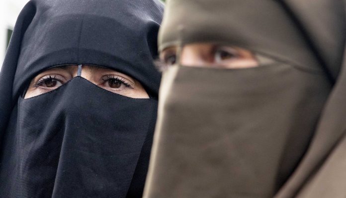 Γερμανία: Η CDU ψηφίζει απαγόρευση μπούρκας Γερμανία: Η CDU ψηφίζει απαγόρευση μπούρκας