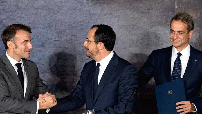 Τριμερής στην Πάφο: Μητσοτάκης, Μακρόν, Χριστοδουλίδης χαράσσουν γραμμή άμυνας Τριμερής στην Πάφο: Μητσοτάκης, Μακρόν, Χριστοδουλίδης χαράσσουν γραμμή άμυνας
