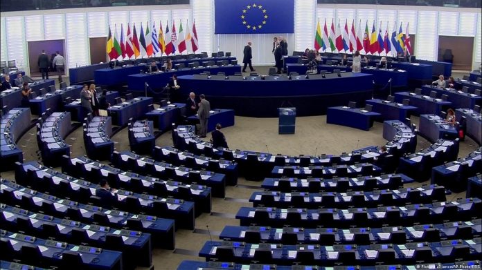 ΕΕ: Πράσινο φως σε αμφιλεγόμενα κέντρα επιστροφής μεταναστών εκτός Ενωσης ΕΕ: Πράσινο φως σε αμφιλεγόμενα κέντρα επιστροφής μεταναστών εκτός Ενωσης