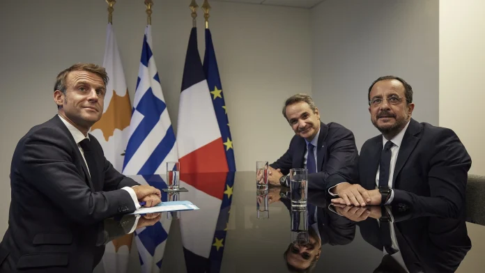 Μήνυμα αποτροπής από Μητσοτάκη και Μακρόν με επίσκεψη στην Κύπρο Μήνυμα αποτροπής από Μητσοτάκη και Μακρόν με επίσκεψη στην Κύπρο
