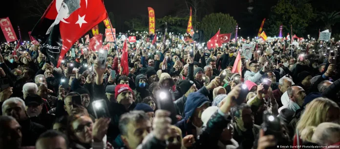 Τουρκία: Μαζική διαδήλωση υπέρ Ιμάμογλου φωτίζει το ρήγμα με Ερντογάν Τουρκία: Μαζική διαδήλωση υπέρ Ιμάμογλου φωτίζει το ρήγμα με Ερντογάν